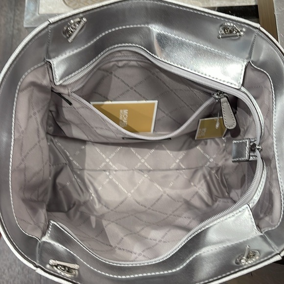 MICHAEL KORS 
Jet Set Travel Large Signature Chain Shoulder Tote Bag
Silver 
NWT - Picture 13 of 16